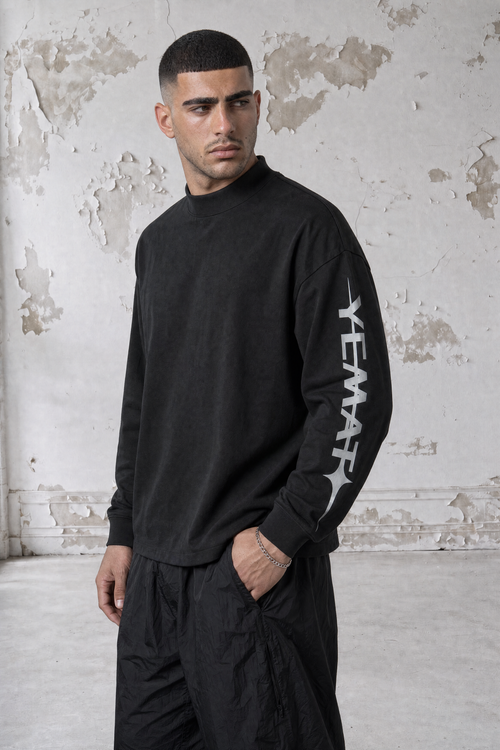YEMAT Shadowline Longsleeve black — half-body three-quarter detail