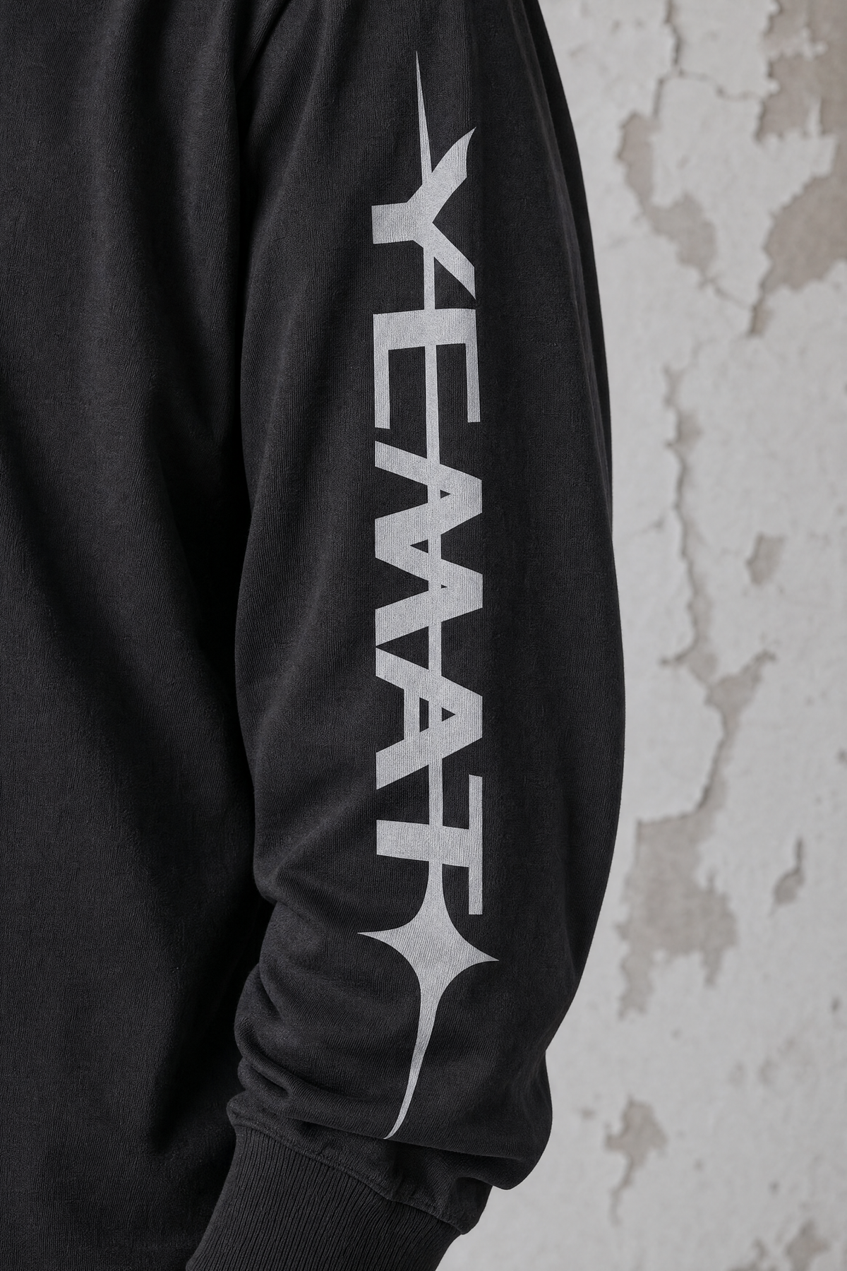 YEMAT Shadowline Longsleeve black — sleeve print close-up